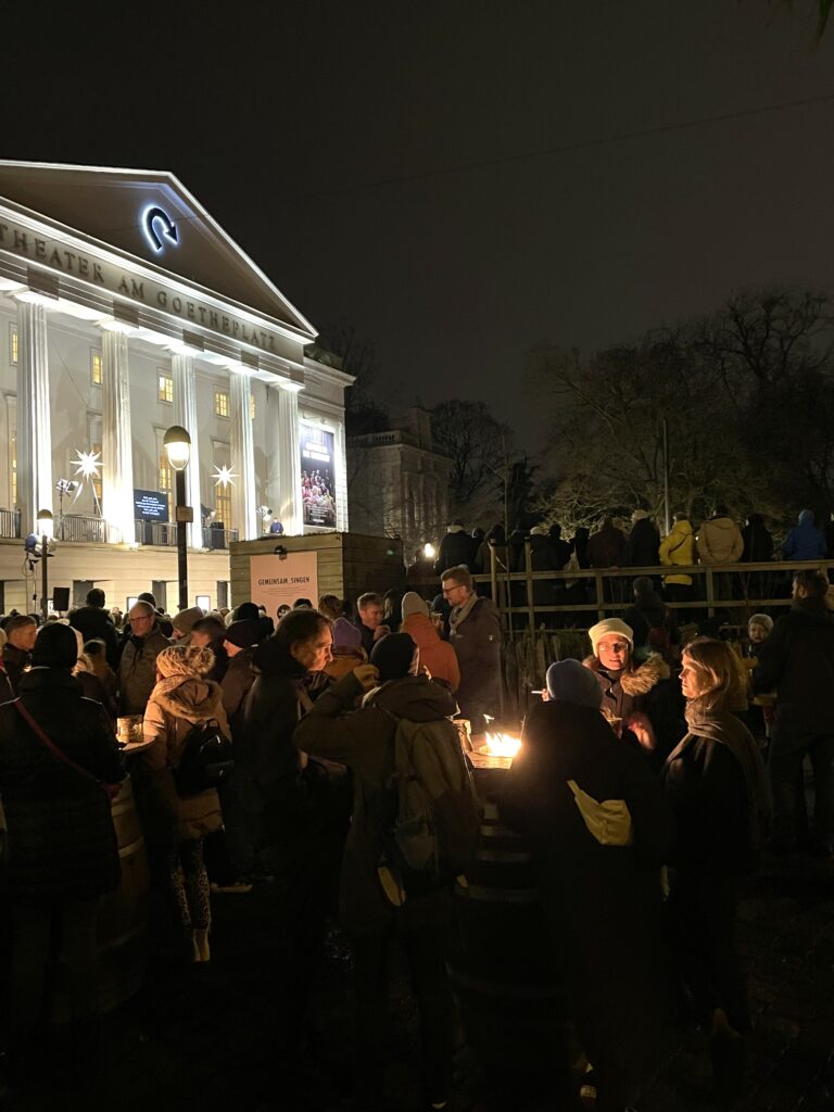 Gemeinsames Singen vor dem Theater und Villa Ichon